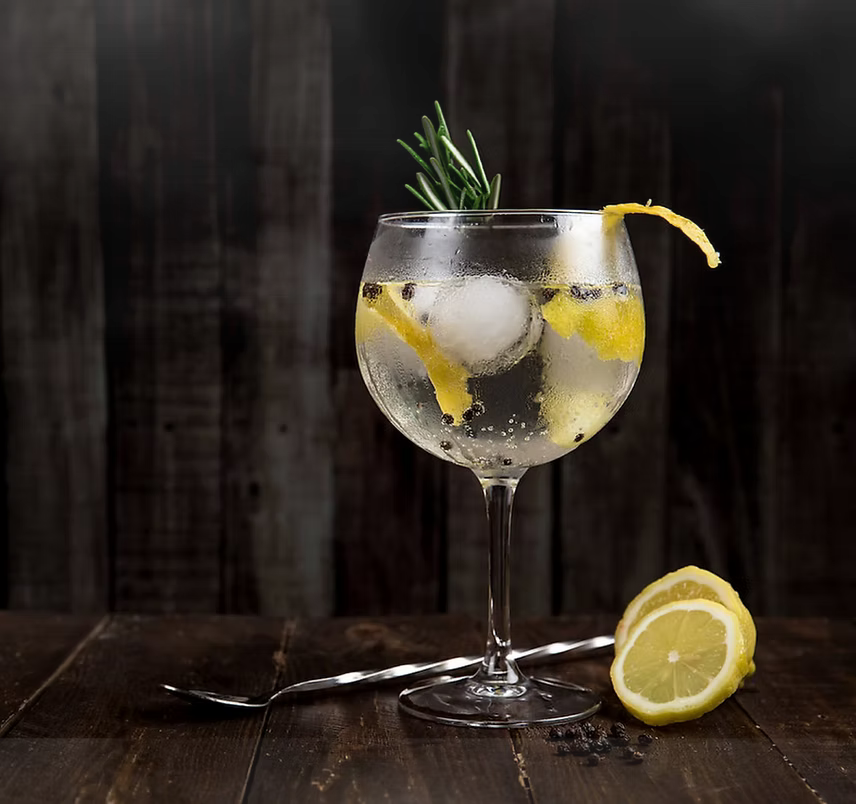 AU:RA Tonic mit Eis und Garnitur